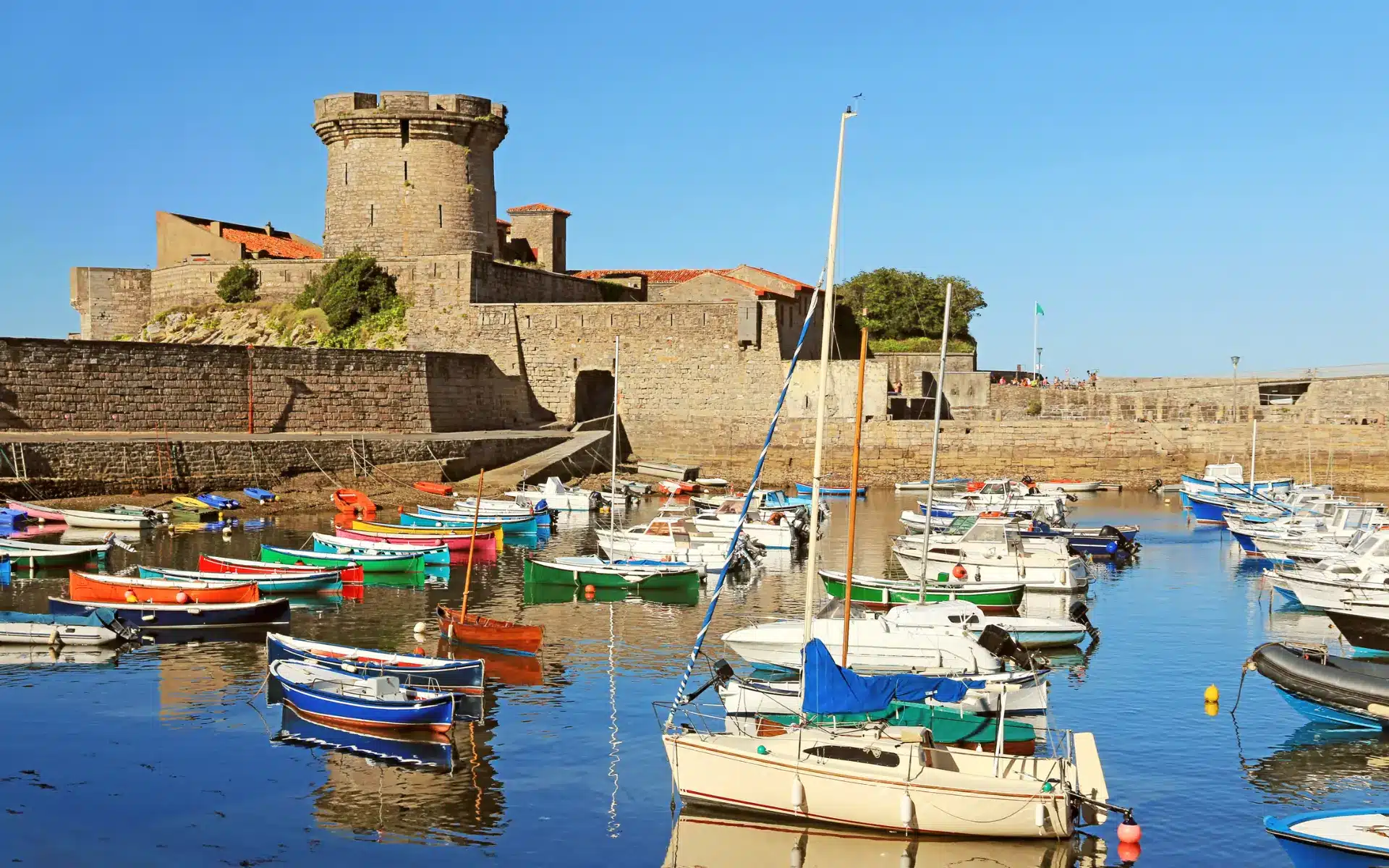 socoa fort bateaux pays basque