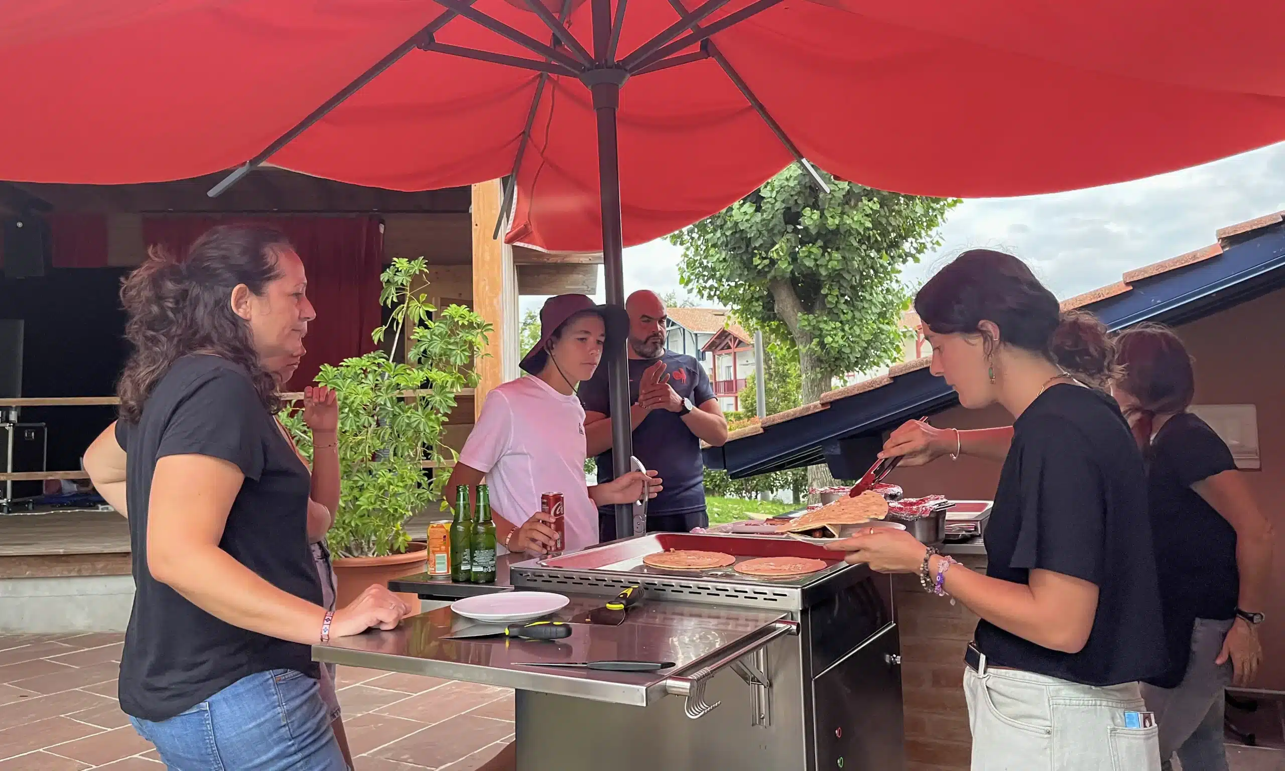 plancha y cocina casera en el restaurante del camping Ametza